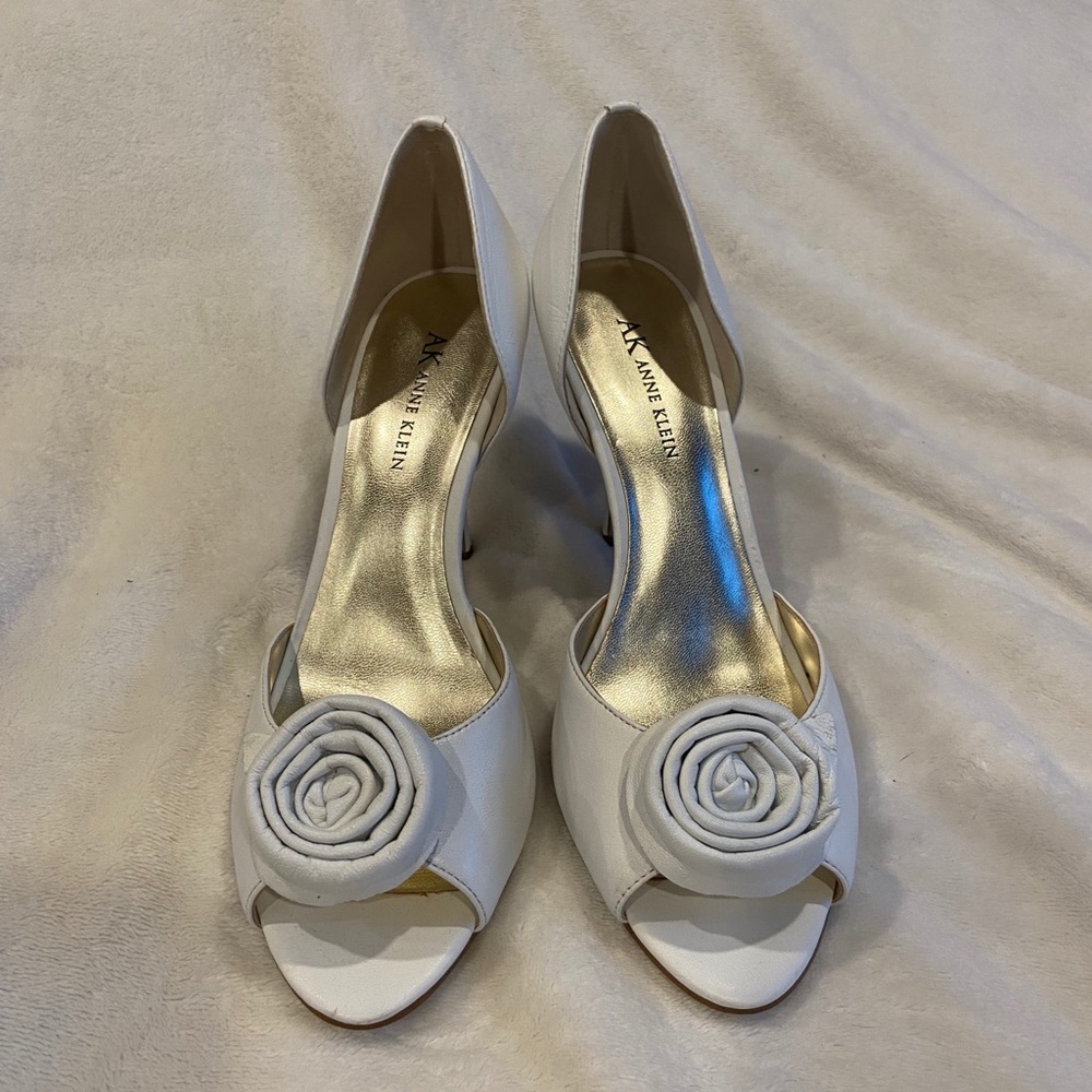 Anne Klein White Peep-toe Heels; Sz. 8